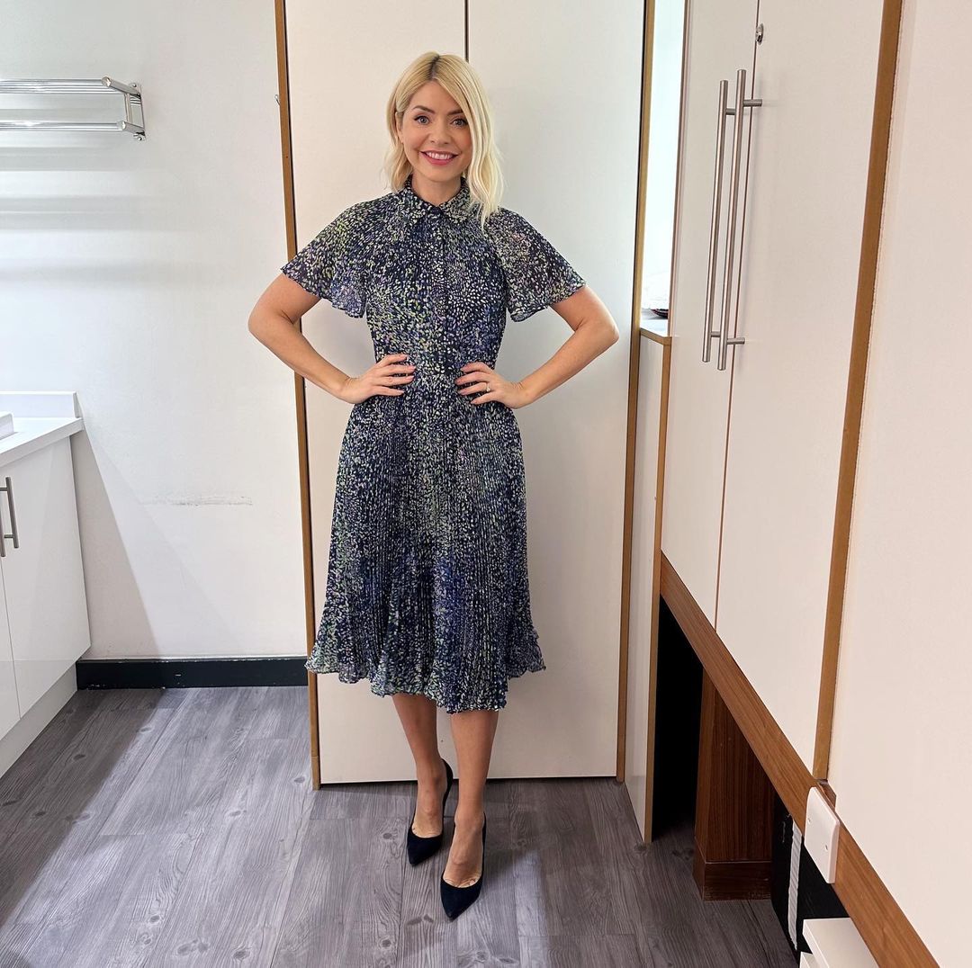 where to get all Holly Willoughby This Morning outfits dresses navy blue ditsy pleated skirt shirt dress black suede court shoes 27 March 2023 Photo Holly Willoughby